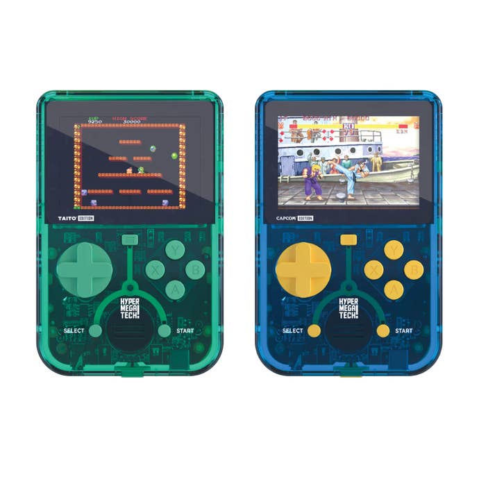 Deux appareils Super Pocket Limited Edition, bleu et jaune transparents, et vert et noir transparents – pour rendre hommage respectivement à Capcom et Taito.