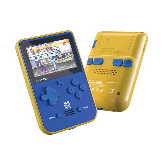 Deux appareils Super Pocket, vus de face et de dos, dans un charmant coloris jaune et bleu de type Capcom.