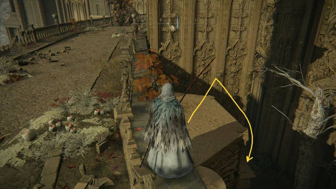 Le joueur se tient sur un pont dans l'Haligtree de Miquella, avec une flèche indiquant la route vers le Soreseal de Marika dans Elden Ring.