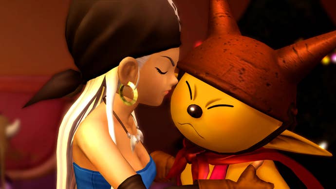 Une femme portant un bandana et un haut bleu se penche près d'un petit gars jaune avec un pot à cornes sur la tête, peut-être pour un baiser.