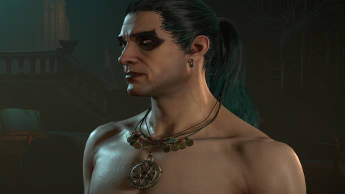 Diablo 4 Ice Shard Construction de sorcier : Un homme aux cheveux verts en queue de cheval et au fard à paupières épais se tient dans une pièce sombre.  Il est torse nu et porte un lourd pendentif en or autour du cou.