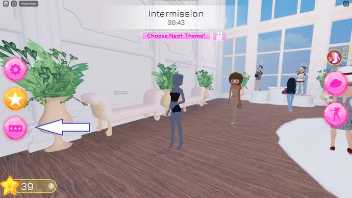 Une capture d'écran de Dress to Impress dans Roblox montrant le bouton des codes du jeu.