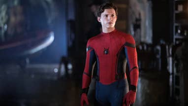 Tom Holland, dans le rôle de Spider-Man, se tenait dans une zone faiblement éclairée, portant son costume d'araignée, sans masque, regardant quelque chose hors écran.
