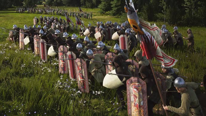 Une rangée de soldats se tient avec leurs lances et leurs boucliers levés en Manor Lords.