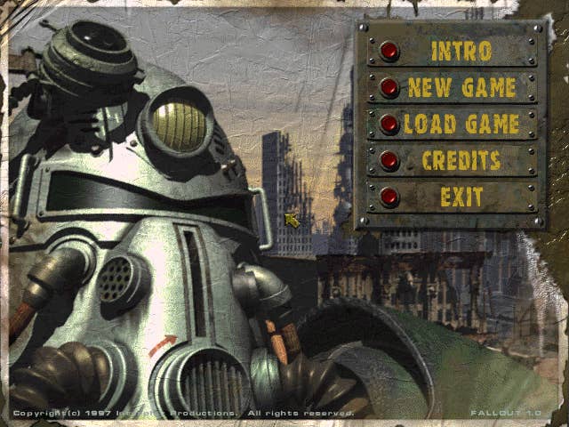 Un gros plan d'un casque Brotherhood of Steel du jeu Fallout original, à côté du menu principal du titre.