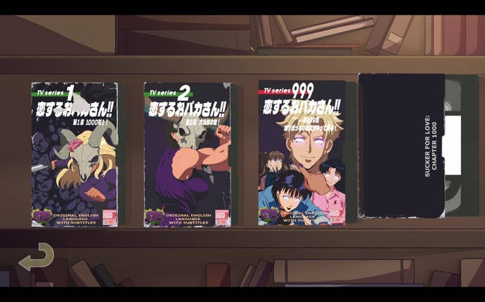 Une étagère de cassettes VHS avec des couvertures d'anime des années 90, qui fait office de menu de sélection de chapitre dans Sucker for Love: Date to Die For.
