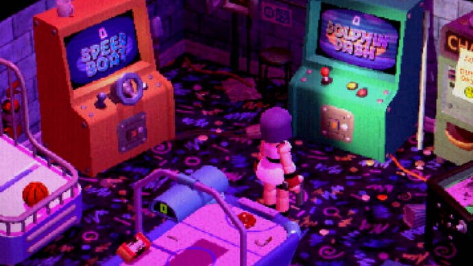 Capture d'écran de Crow Country montrant une jeune femme se tenant dans une vieille arcade, éclairée par les écrans de diverses machines.