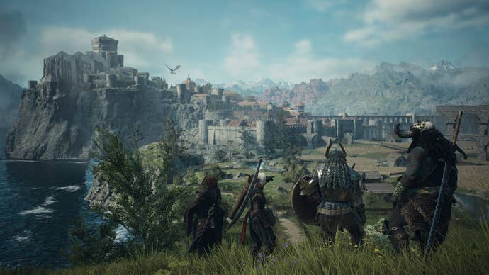 Une capture d'écran de Dragon's Dogma 2 du personnage du joueur et de trois pions regardant une étendue de terre avec une ville au loin au bord d'une falaise.