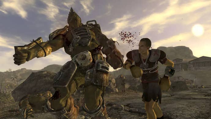Un soldat de la Légion de César assommant un super mutant dans Fallout New Vegas.